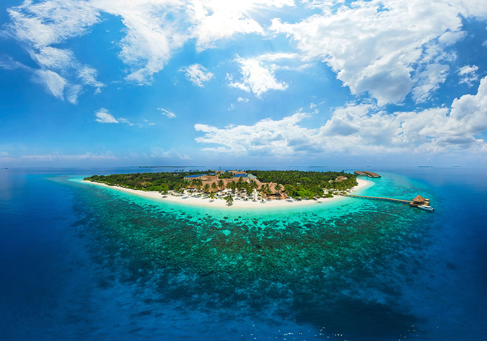 Reethi Faru Resort ligger vackert mitt i Indiska Oceanen. Maldiverna
