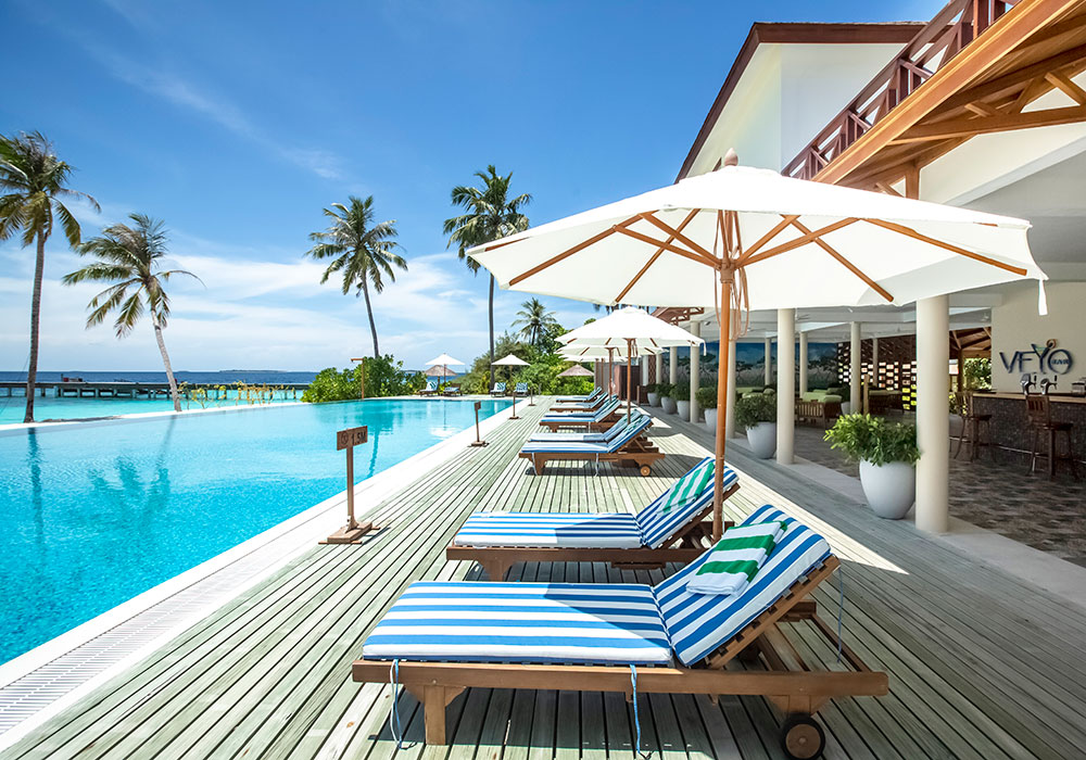Härlig pool på Reethi Faru Resort. Maldiverna