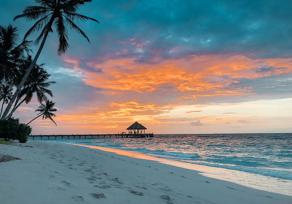 Vacker solnedgång på Reethi Faru Resort. Maldiverna