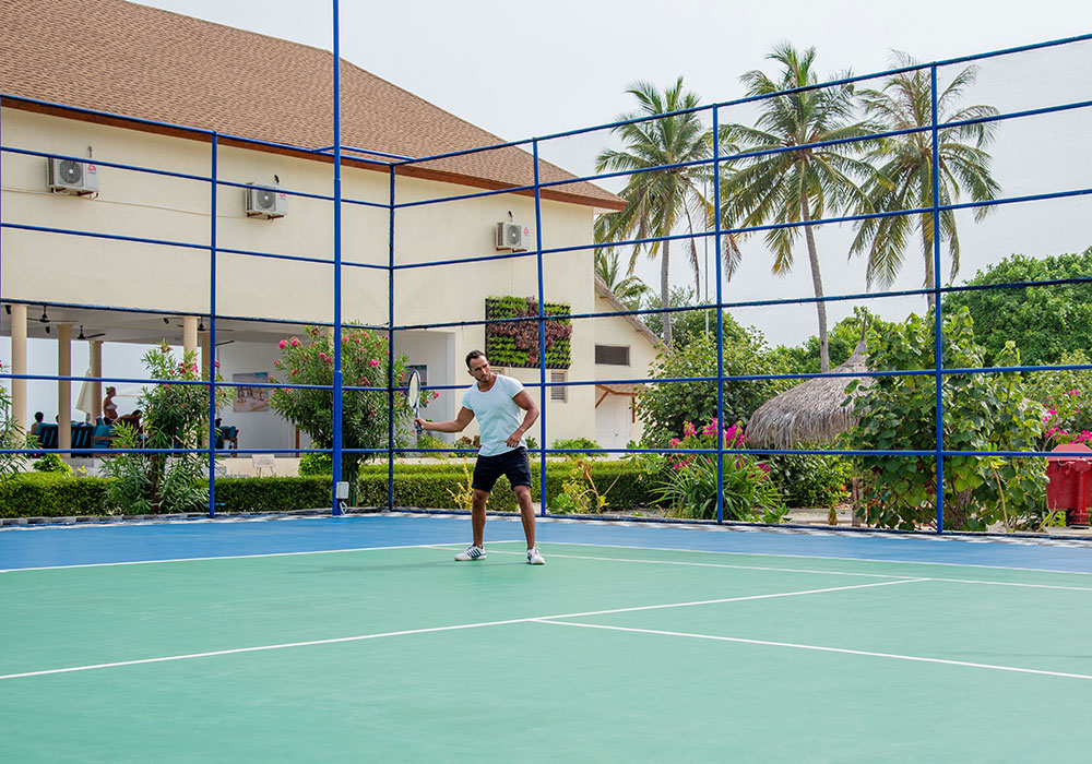 Spela tennis på Reethi Faru Resort. Maldiverna