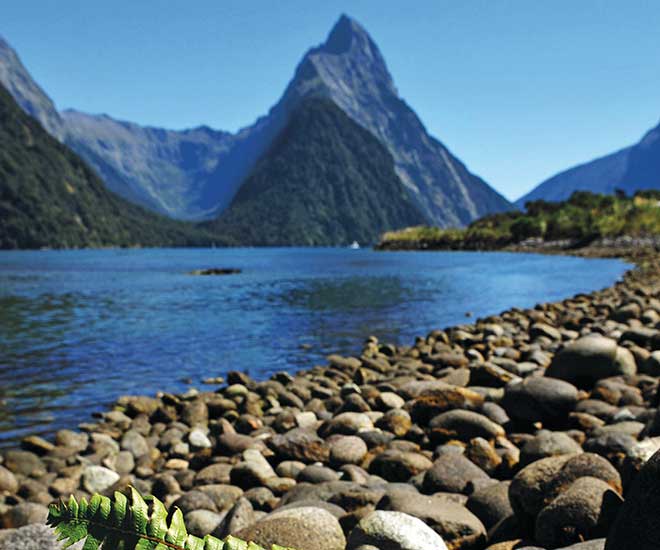 Mirror Lake i Fjordland Nationalpark pÃ¥ vÃ¥r vÃ¤g till osannolikt vackra Milford Sound pÃ¥ SydÃ¶n.