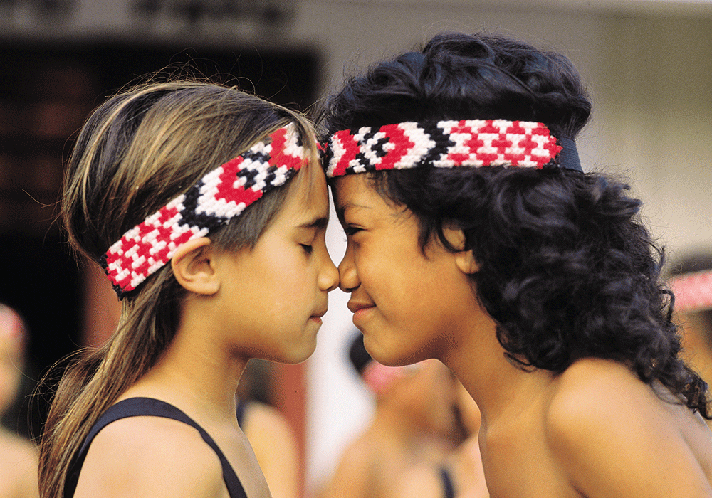 En traditionell Maori Hongi hälsning mellan barn 