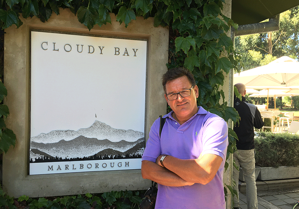 Håkan Nilsson, vinexpert och färdledare på denna rundresa, utanför vingården Cloudy Bay på Nya Zeeland.