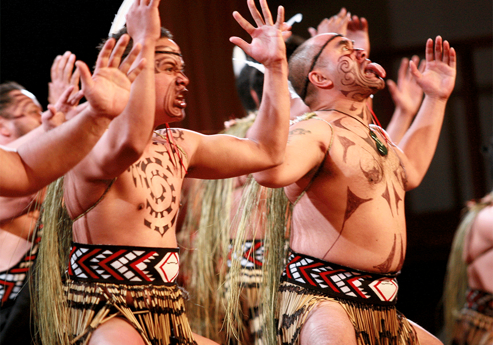 I Rotorua frodas den maoriska kulturen - här ser vi Haka uppvisning.