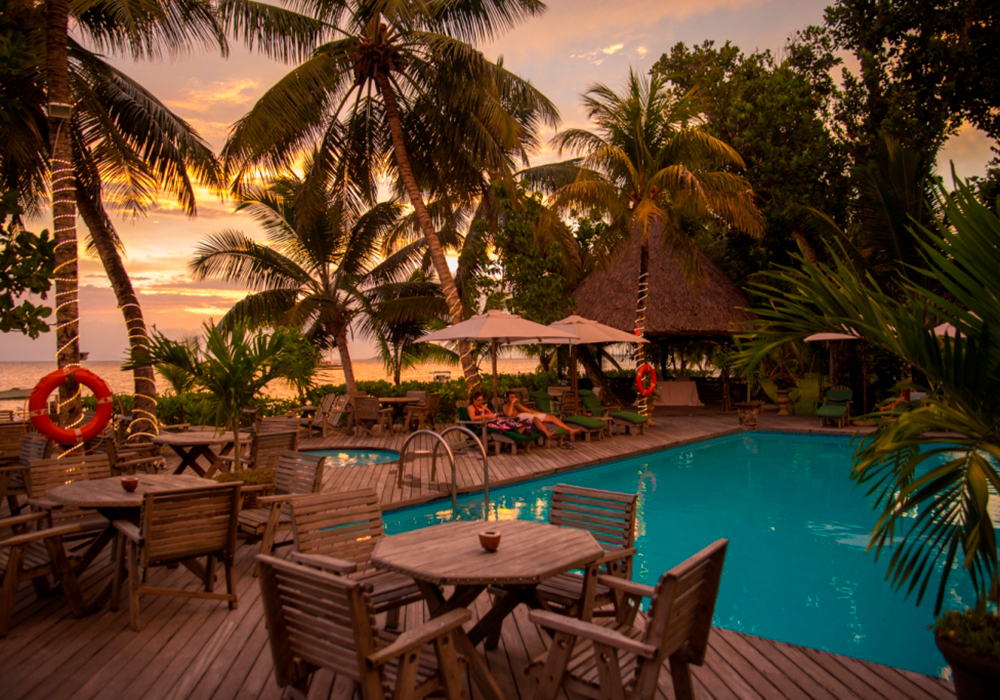 Hilton Labriz Seychellerna. Sunset by pool 