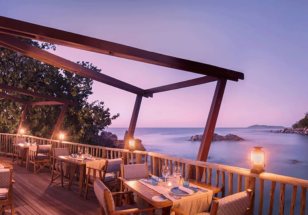 Härlig utsikt över havet och vackert upplyst på middagarna på Constance Lemuria Resort, Seychellerna.
