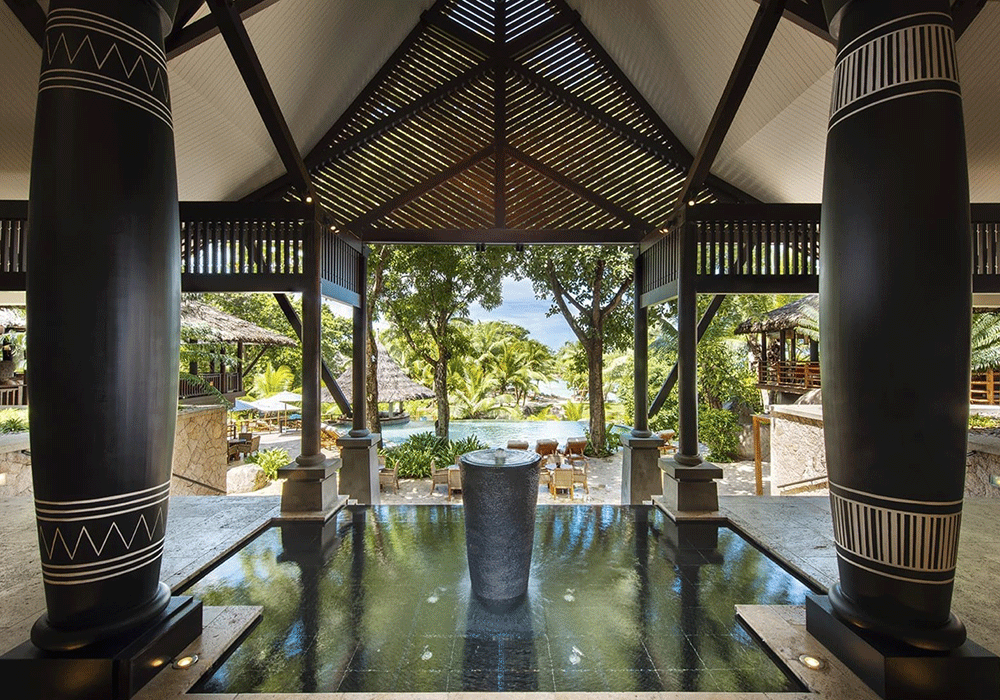Härlig utsikt från lobbyn ut över poolen och havet på Constance Lemuria Resort, Seychellerna