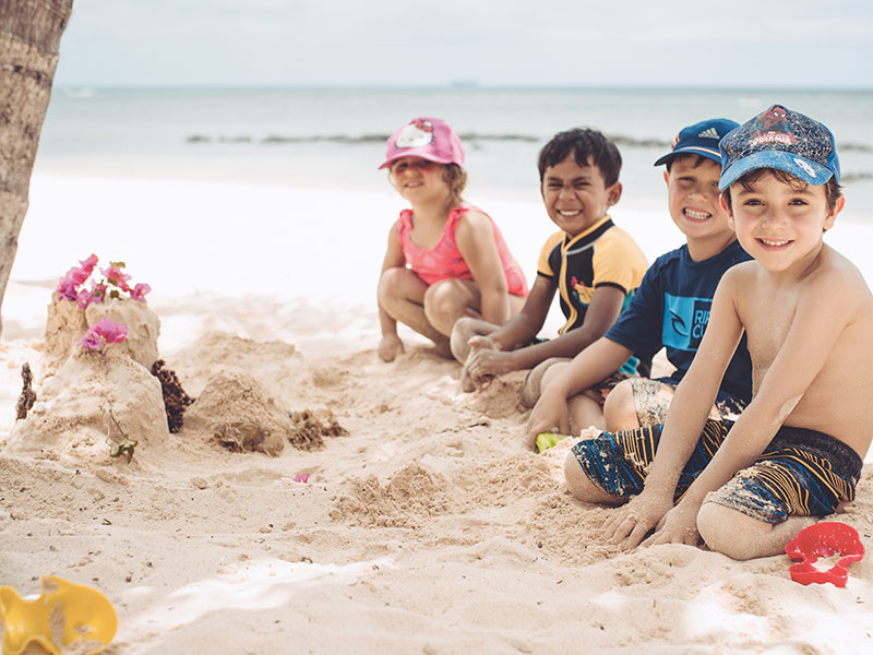 Barn som bygger sandslott