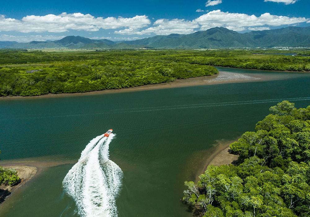 Bad Fishy jet boat - i mangrove vatten utanför Cairns. (Bild: Tourism Australia)