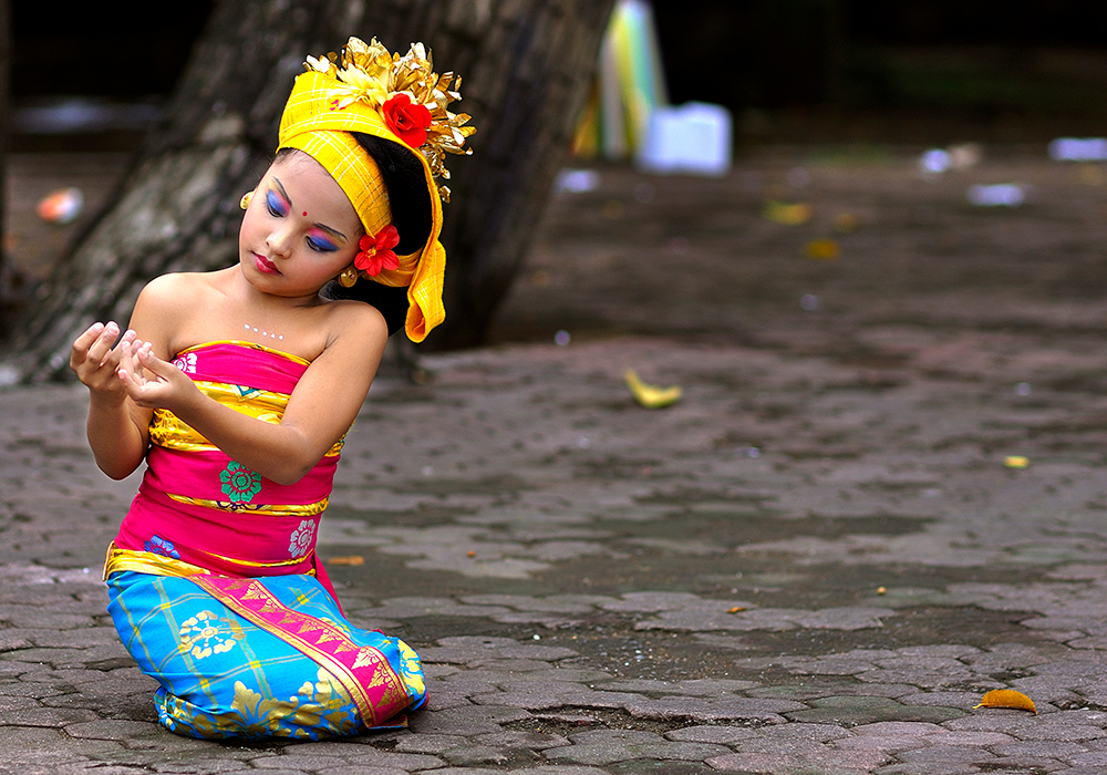 Bali. traditionell kläder och dekoration av en liten balinesisk flicka 