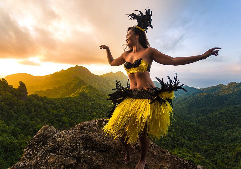 Cook Islands Tourism. Cook lady dancer i Solnedången
