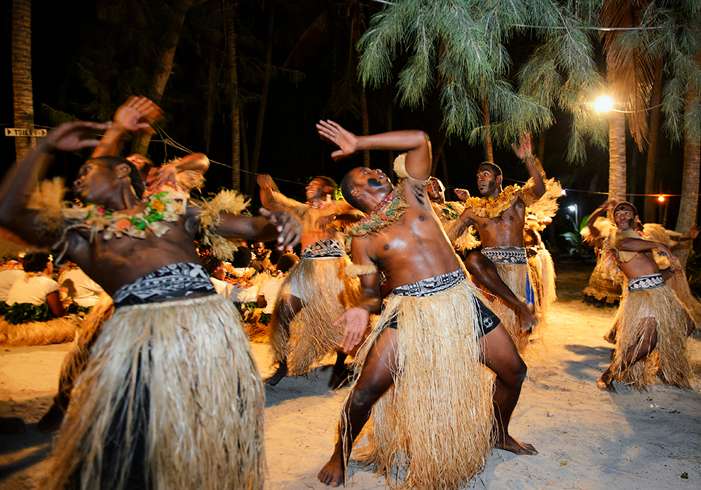 Fiji. Fiji man dancer i månskenet