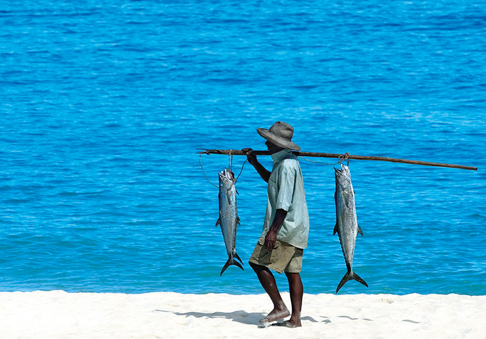 Madagaskar. Madagaskar man håller i fisken han har fångat