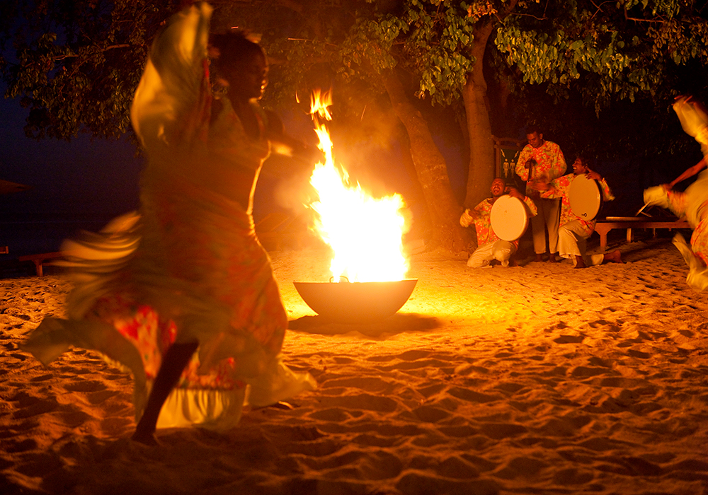 Mauritius. Women dancing on fire.  Bild: Mauritius tourism promotion authority 