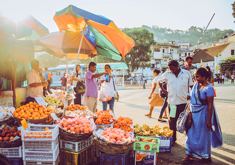 Färgstark lokal marknad i staden Kandy.